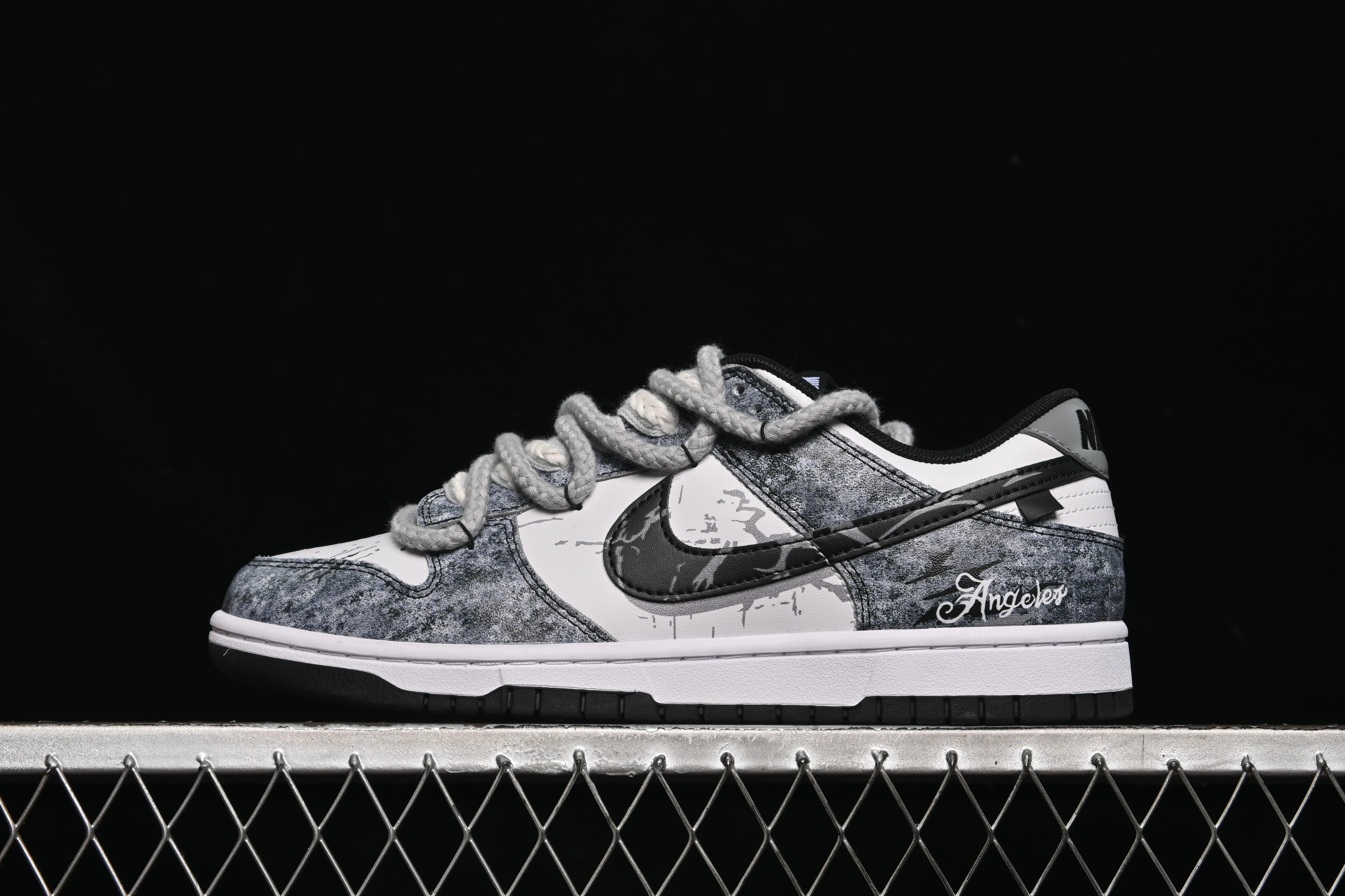All categories Nk SB Dunk Series Nk SB Dunk Low High-end customized low-top sneakers Nike SB Dunk Low Panda Prank-Sliding Track Straps Low-top casual sneakers DD1391-100